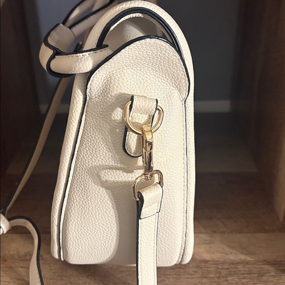 Like New Crossbody Bag ❤️ - Picture 5 of 9